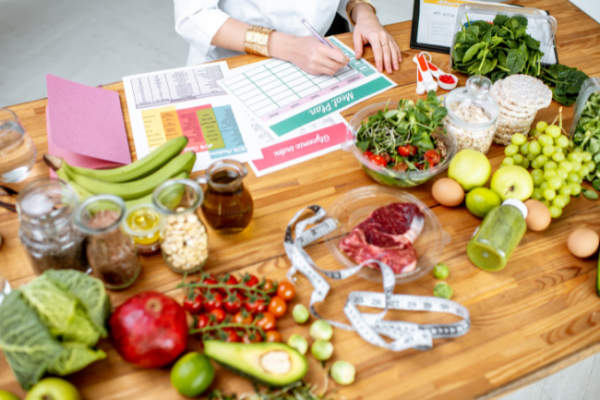 What's the difference between a nutritionist and a dietitian